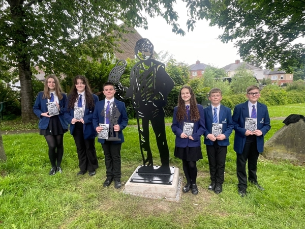 Kes Statue And Kirk Balk Students